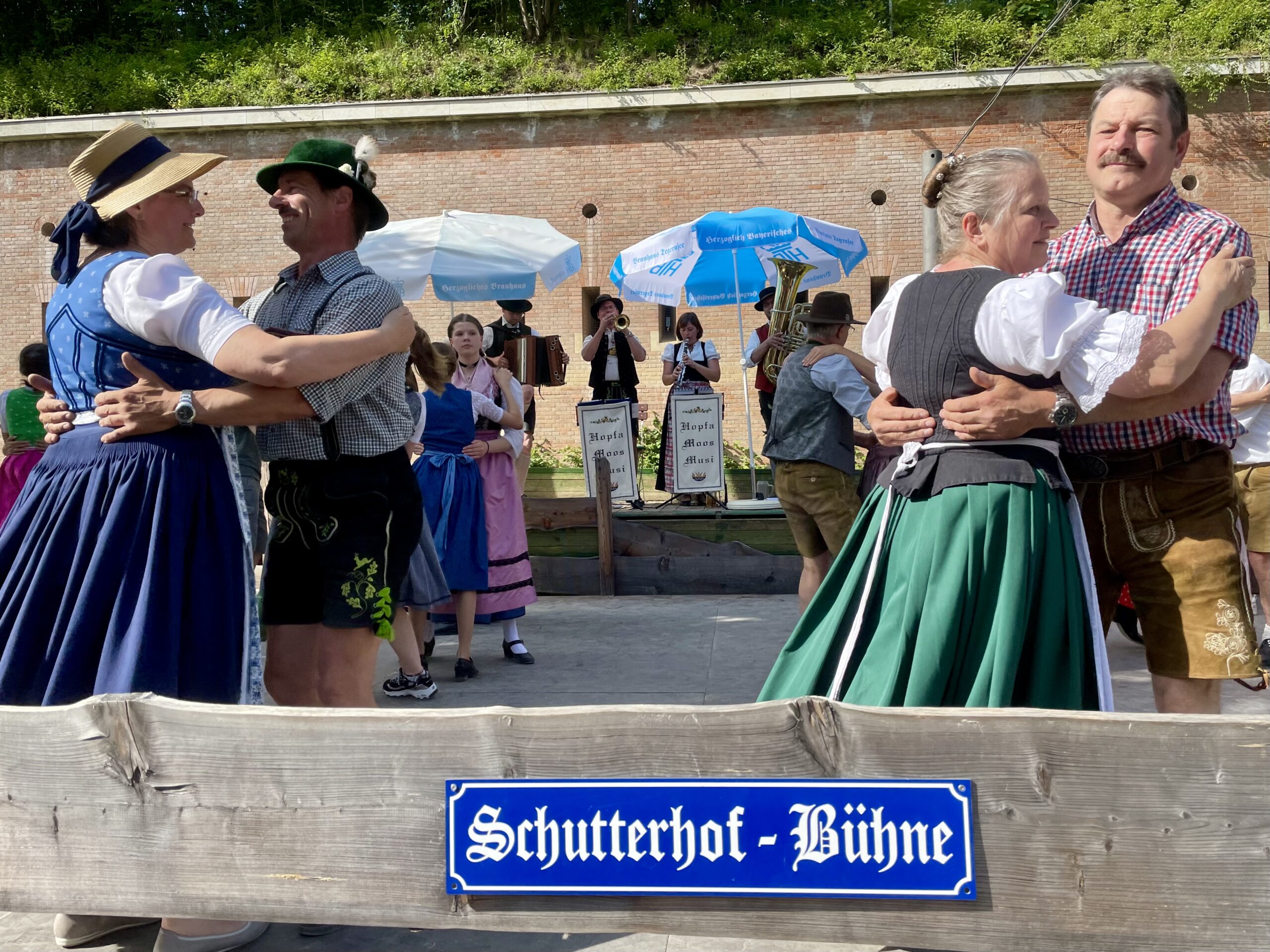 Volkstanz KultUrig im Biergarten